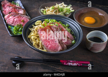 Ramen zuppa con Wagyu Filetto di manzo nel recipiente Foto Stock