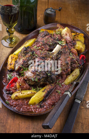 Knockles agnello con patate in salsa di Borgogna su una piastra Foto Stock