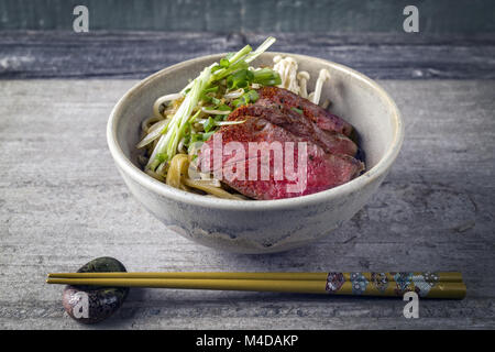 Ramen zuppa con Wagyu Filetto di manzo nel recipiente Foto Stock