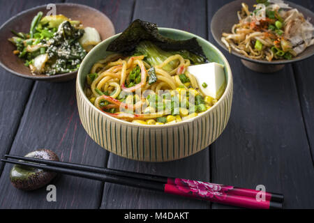 Ramen vegetariano zuppa nel recipiente Foto Stock