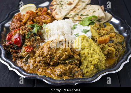 Piatti indiani sui tradizionali Thali Foto Stock