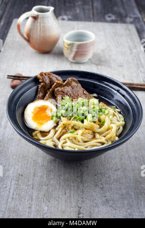 Ramen Wagyu zuppa nel recipiente Foto Stock