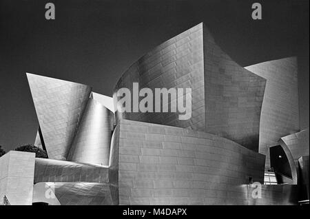 LOS ANGELES, Stati Uniti - Novembre 03, 2014: Disney Philharmonic Hall, progettato da Frank Gehry, brilla nella luce solare riflessa in Los Angeles. Foto Stock