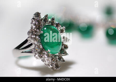 Anello smeraldo e diamanti. Foto Stock