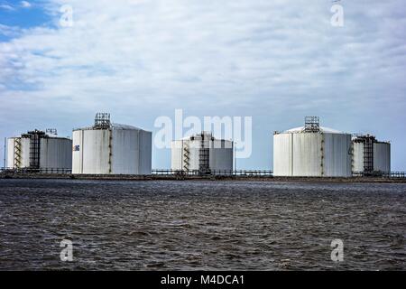 Industria serbatoi dell'olio sull'acqua Foto Stock