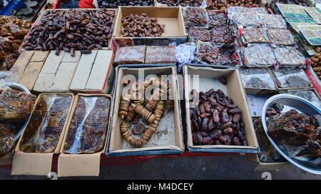 I fichi secchi per la vendita nel Khari Baoli Spice Market, Vecchia Delhi, India Foto Stock