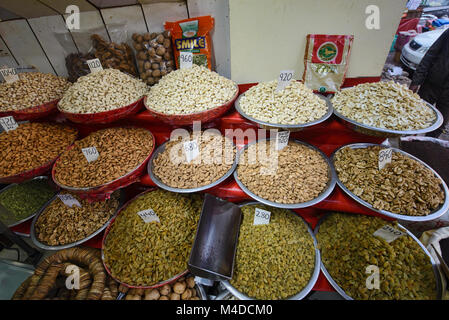 Frutta a guscio e frutta secca per la vendita nel Khari Baoli Spice Market, Vecchia Delhi, India Foto Stock