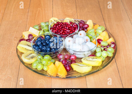 Assortimento Frutta estiva fresca sulla scala di vetro Foto Stock