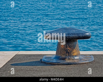 Vecchia banchina di metallo Foto Stock
