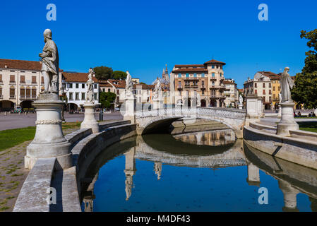 Canal con statue in Prato della Valle in Padova Italia Foto Stock