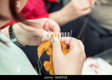 Donna mani maglie pelliccia sintetica pezzi Foto Stock