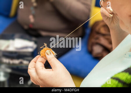 Donna mani maglie pelliccia sintetica pezzi Foto Stock