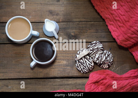 Tazze di caffè sul legno scuro dello sfondo. Foto Stock