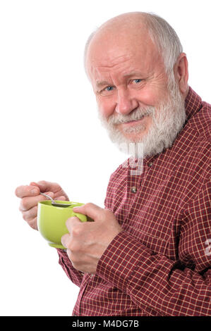 Carino senior uomo con tazza verde, isolato su bianco Foto Stock