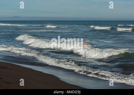 Khalaktyrsky spiaggia con sabbia nera. Oceano Pacifico lavaggi penisola di Kamchatka. Foto Stock