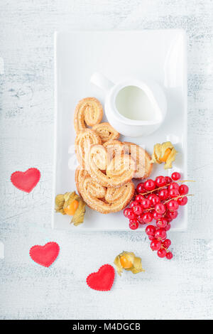 A forma di cuore wiith biscotti di zucchero e cannella Foto Stock