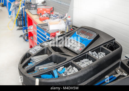 Garage, attrezzature di montaggio e equilibratura delle ruote di automobili Foto Stock