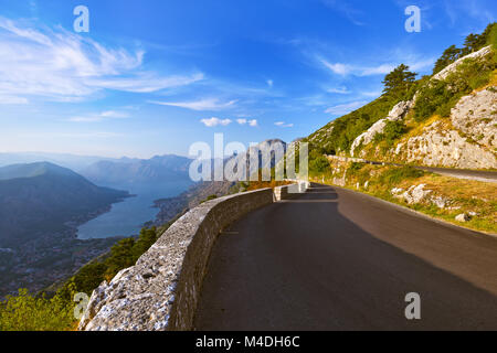 Montagne su strada e Kotor Bay sul tramonto - Montenegro Foto Stock
