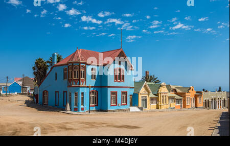Case colorate in Luderitz, stile tedesco città in Namibia Foto Stock