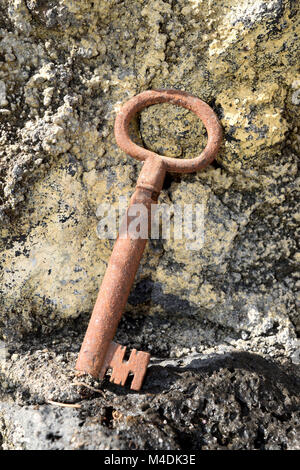 Molto vecchia porta chiave in ferro arrugginito Foto Stock