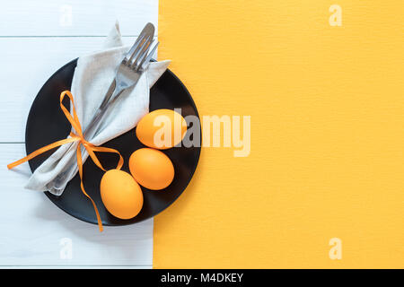 Pasqua messa in tavola con uova e posate Foto Stock