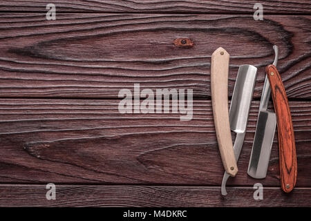 Vintage Barber shop rasoio attrezzo su sfondo di legno Foto Stock