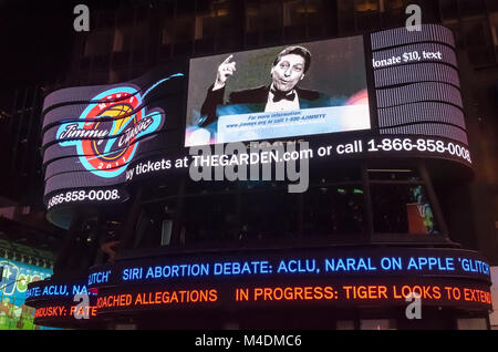 Facciate illuminate di Broadway, i negozi e i teatri Foto Stock