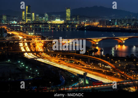 Il traffico di notte oltre il fiume Han A SEUL Foto Stock