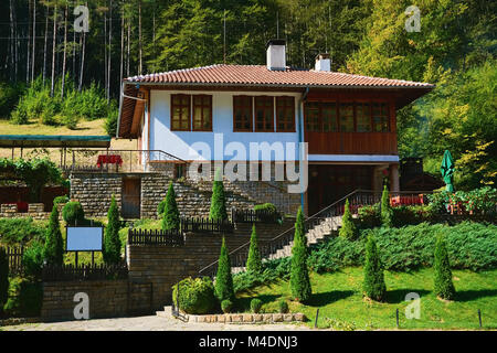 Casa sulla collina pendenza Foto Stock