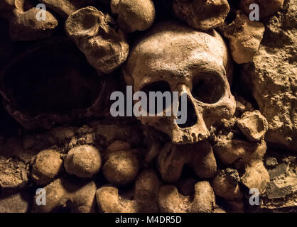 Teschi e le ossa nelle catacombe di Parigi Foto Stock