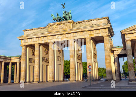 La Porta di Brandeburgo a Berlino in la mattina di sole Foto Stock