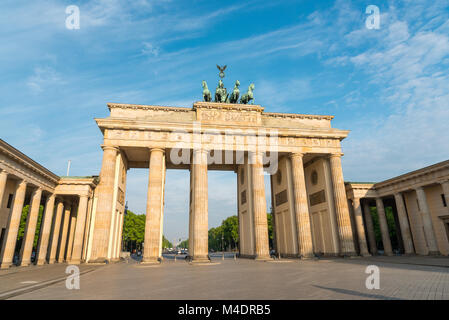 La Porta di Brandeburgo a Berlino nel primo mattino sunshine Foto Stock