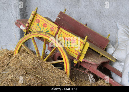 Vecchio Carro siciliano abbandonati sulla paglia Foto Stock