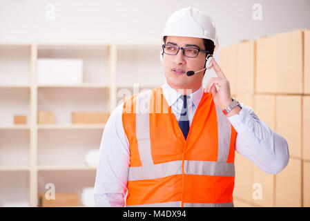 Uomo che lavora in pacchi postali Recapito ufficio di servizio Foto Stock
