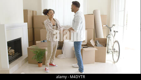 Felice coppia giovane congratularci gli uni con gli altri Foto Stock