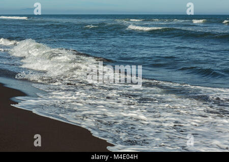 Khalaktyrsky spiaggia con sabbia nera. Oceano Pacifico lavaggi penisola di Kamchatka. Foto Stock