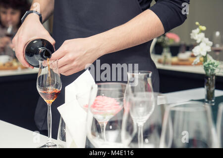 Sommelier versando il vino al bicchiere di vino Foto Stock