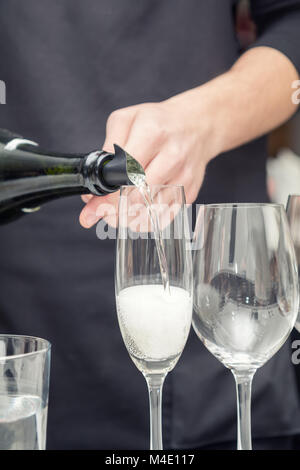Sommelier versando il vino al bicchiere di vino Foto Stock