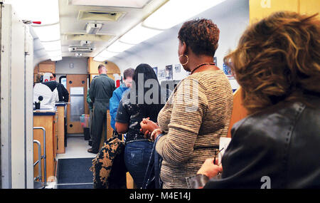 Patroni del Marine Corps base Quantico linea fino all'interno della DMV 2 Go van in attesa di assistenza. ( Da Jeremy Beale) Foto Stock