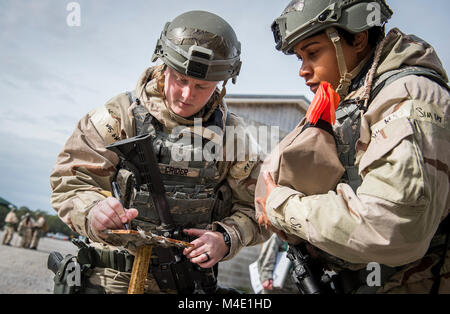 Senior Airman Taylor Crider, 96a forze di sicurezza Squadron, scrive sulla nuova M8 il rilevamento chimico di carta durante una sostanza chimica, biologica, radiologica, nucleare ed esplosiva in esercizio a Eglin Air Force Base Fla., Feb. 1. Il aviatori sono state insegnate le procedure corrette durante la settimana di eventi prima di eseguire la tattica da loro stessi durante l'esercizio. (U.S. Air Force Foto Stock