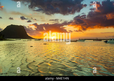 Vista incredibile di Le Morne Brabant al tramonto.Maurizio. Foto Stock