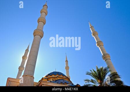 I minareti della Moschea Blu a Manavgat Turchia Foto Stock