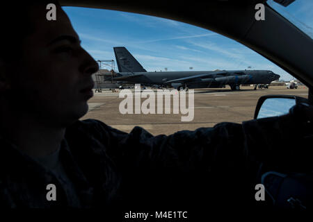 Airman 1. Classe David Ali, 2a supporto delle operazioni squadrone airfield management coordinatore dell'operazione, unità sulla linea di volo a Barksdale Air Force Base, La., Febbraio 2, 2018. Il 2° OSS rimane consapevole di tutte le attività sul volo di linea per garantire che gli aeromobili possono operare in modo sicuro mentre sono parcheggiati in rullaggio, decollo o atterraggio. (U.S. Air Force Foto Stock