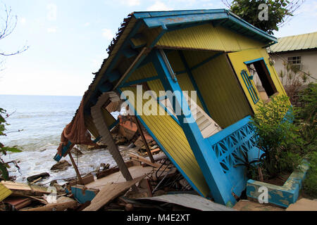 RINCÓN, Puerto Rico, 19 Gennaio 2018 - Casa distrutta dall erosione costiera e la tempesta surge portato dall uragano María. Nuovo rischio di alluvioni aree sono state identificate in Puerto Rico e le informazioni sono state utilizzate per generare mappe di consulenza, per comprendere meglio il rischio di alluvione. Essa servirà come strumento per il National Flood Insurance Program (NFIP) europee di fornire i superstiti con accesso a una gamma di rischio di alluvione prodotti per prevenire i danni causati dalle inondazioni. FEMA/Yuisa Ríos Foto Stock