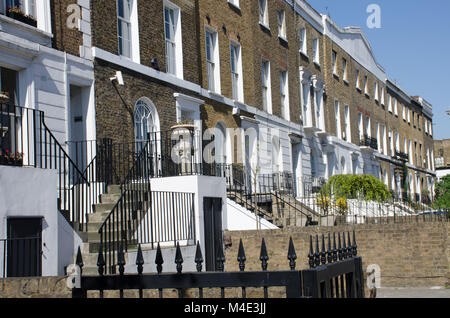 Fila di tipiche case cittadine di Londra Chelsea Foto Stock