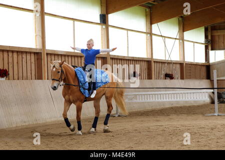 La ragazza è seduta su un cavallo Foto Stock