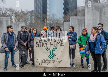 New York, Stati Uniti. 15 Feb, 2018. Il 15 febbraio 2018; 11 documentate della gioventù e Alleati iniziarono la passeggiata a rimanere a casa, un 15-giorno a piedi da New York City's Battery Park a Washington DC il Martin Luther King Jr. memorial. La 250 miglia di viaggio è stato organizzato da il seme di un progetto con il sostegno della #OurDream campagna per richiamare l attenzione sulla necessità di una pulizia agiscono da sogno che non solo concede una protezione permanente per i giovani privi di documenti ma non male 11 milioni di persone prive di documenti che vivono e lavorano negli Stati Uniti. Credito: Erik McGregor/Pacific Press/Alamy Live News Foto Stock