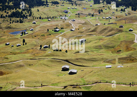 Valley con case nelle alpi dolomitiche Foto Stock