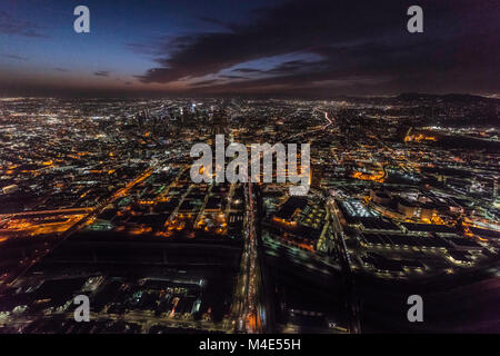 Notte Vista aerea di Hollywood superstrada 101 passando attraverso il centro cittadino di Los Angeles in California. Foto Stock