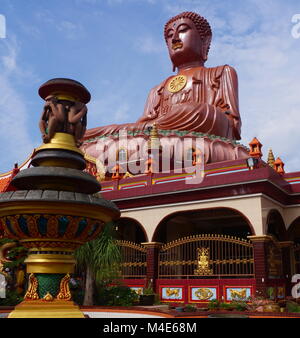 Gigante Buddha seduto,Wat Machimmaram,Tumpat,Malesia Foto Stock